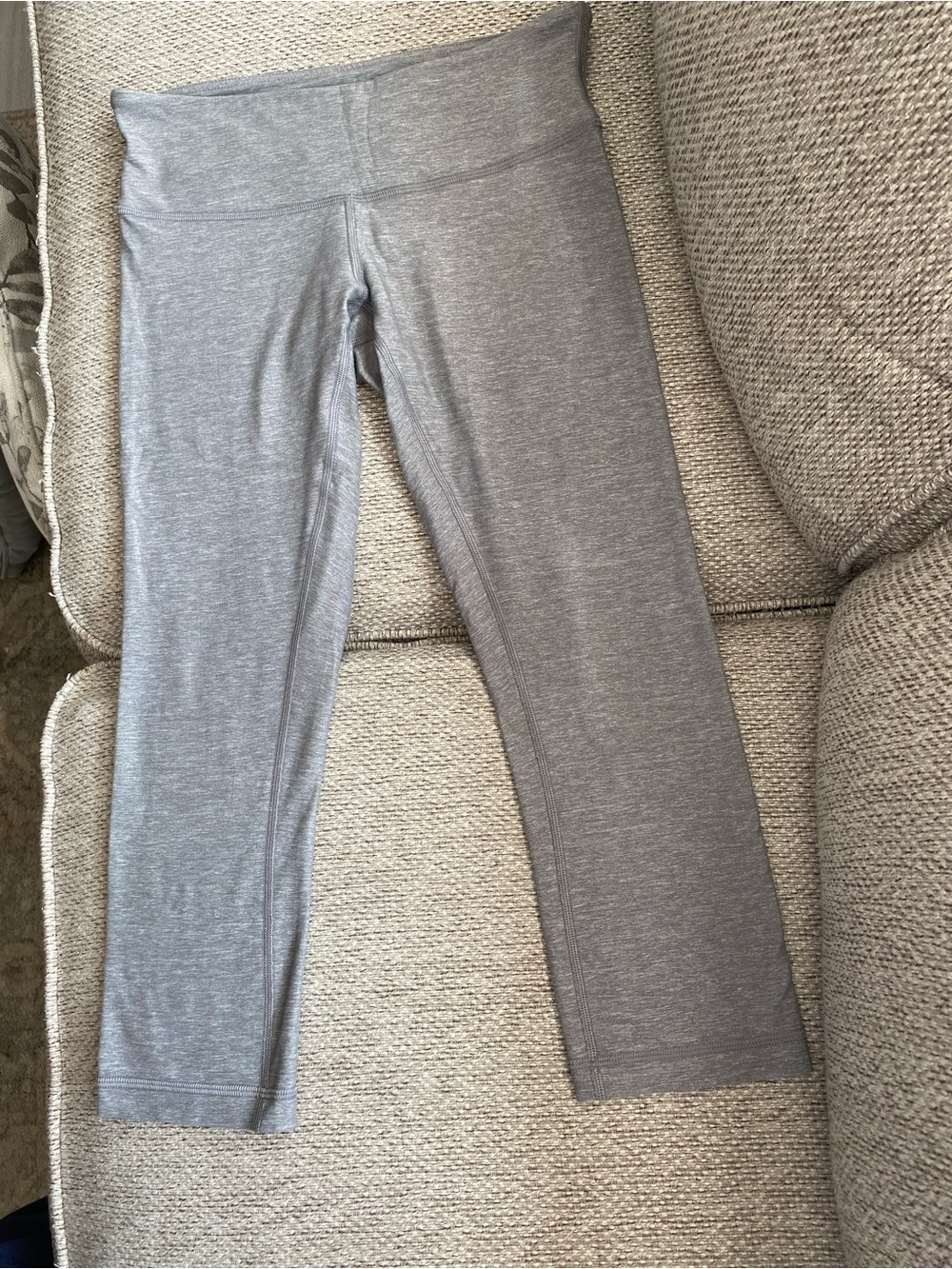 lululemon athletica Gray Capri Leggings size 6, small pocket